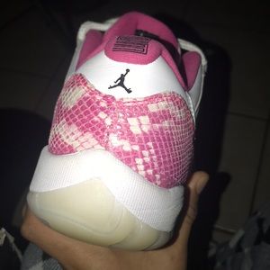 Jordan retro 11 lows (pink snake skin)